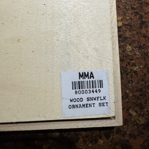 Metropolitan Museum of Art NY Wood Snowflake Ornament Set of 9 in Original Box - Picture 4 of 4